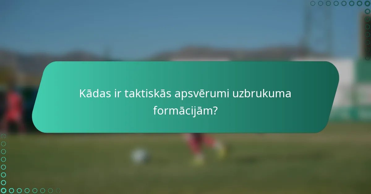 Kādas ir taktiskās apsvērumi uzbrukuma formācijām?